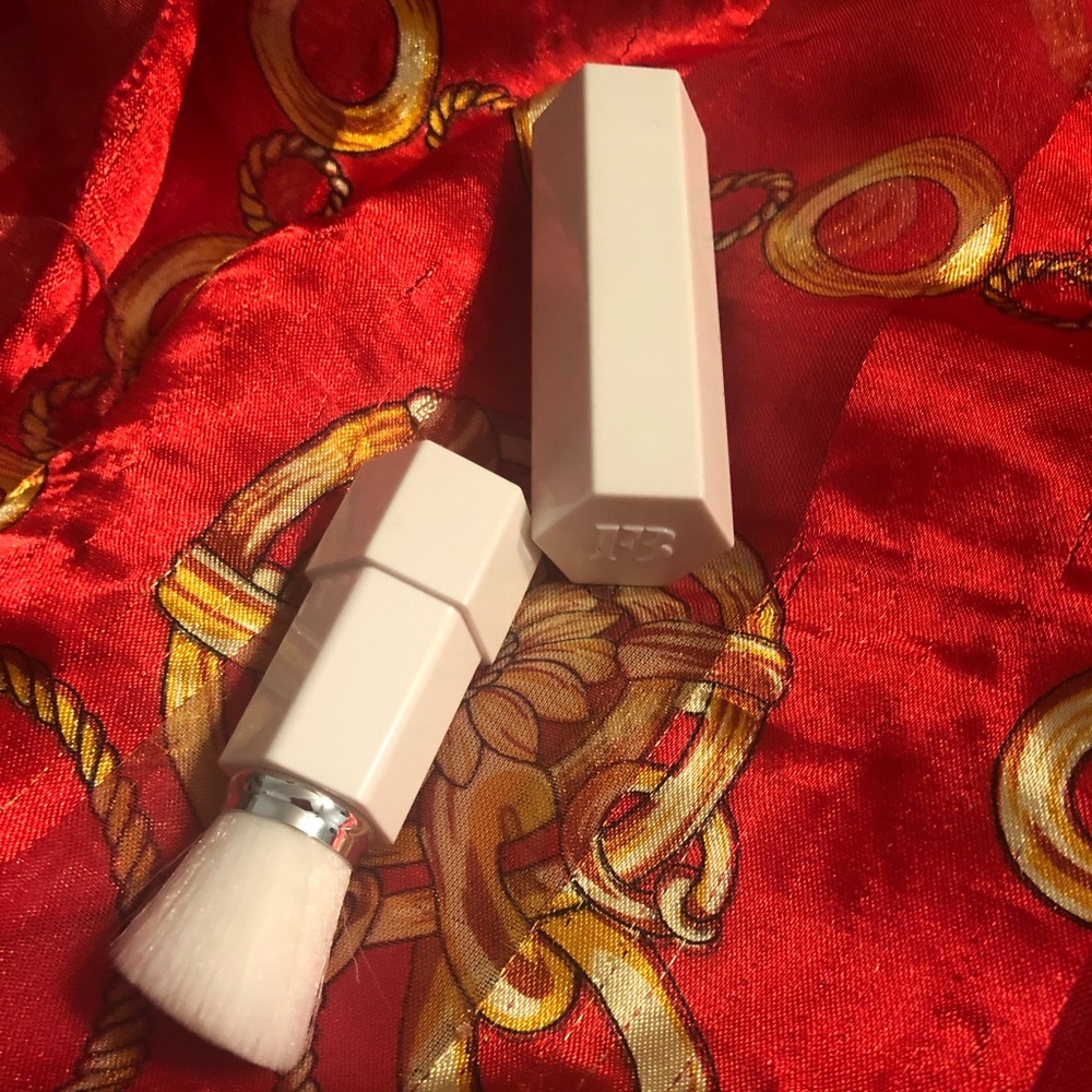 Fenty Beauty touch up brush